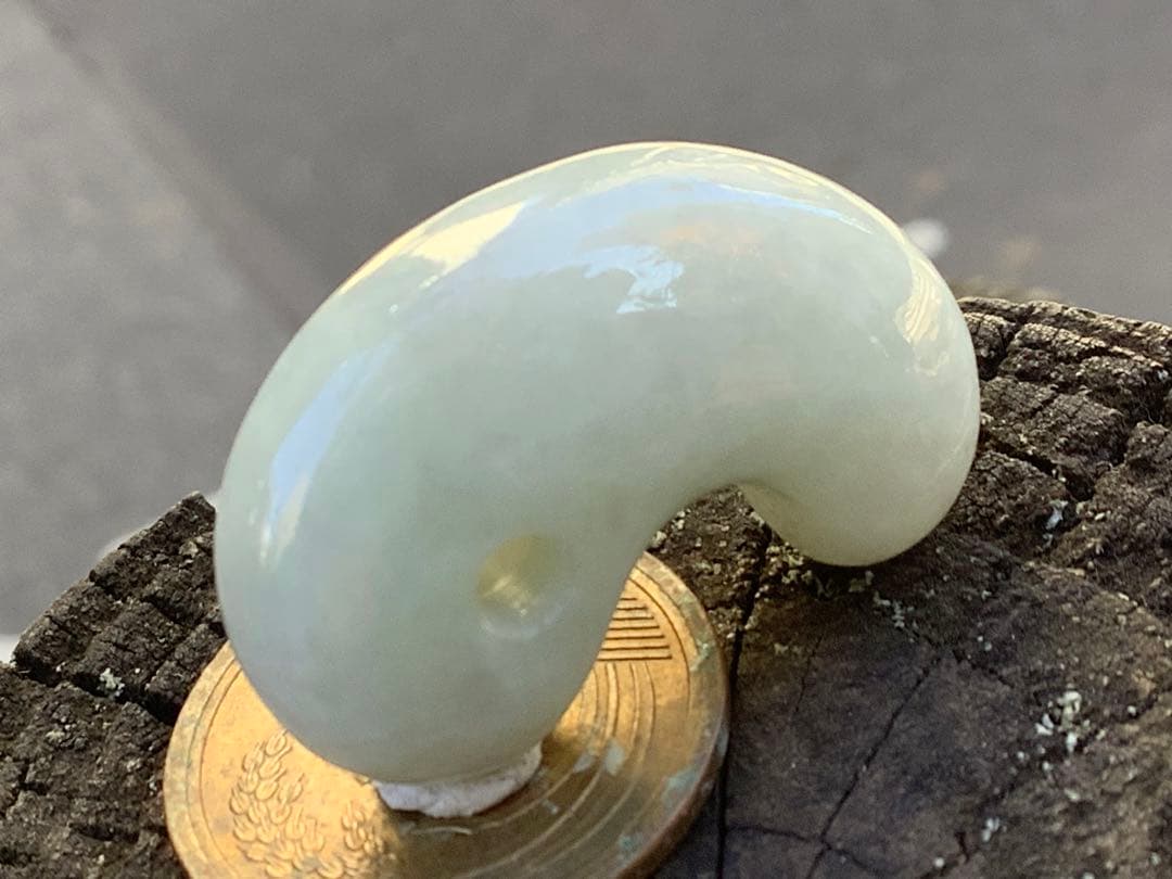 ✳アイスジェイド*淡緑色　１個お身近に　糸魚川翡翠ジェダイト勾玉 極上品　鑑別付