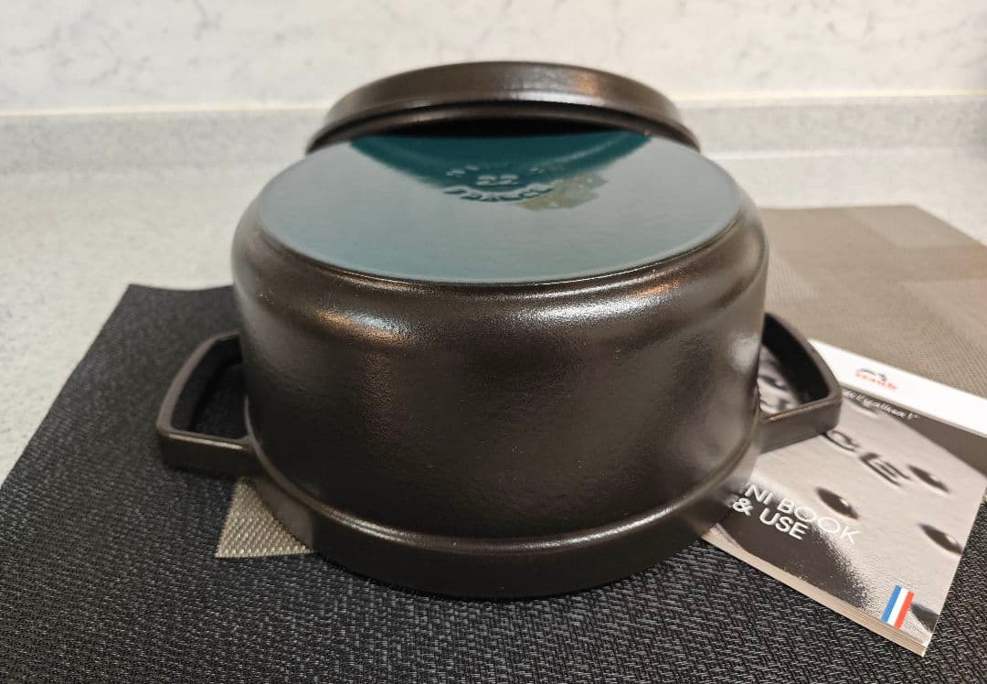 美品 ストウブ鍋ピコ・ココット ラウンド22cm マットブラック