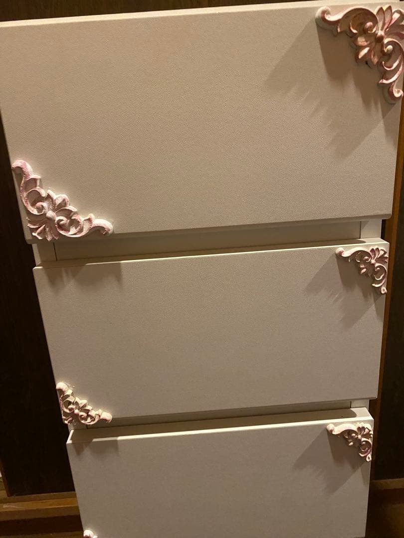 ホワイト チェスト♦️ピンクシルバー ロココ装飾♦️しっかりとした 隙間収納♦️送料込