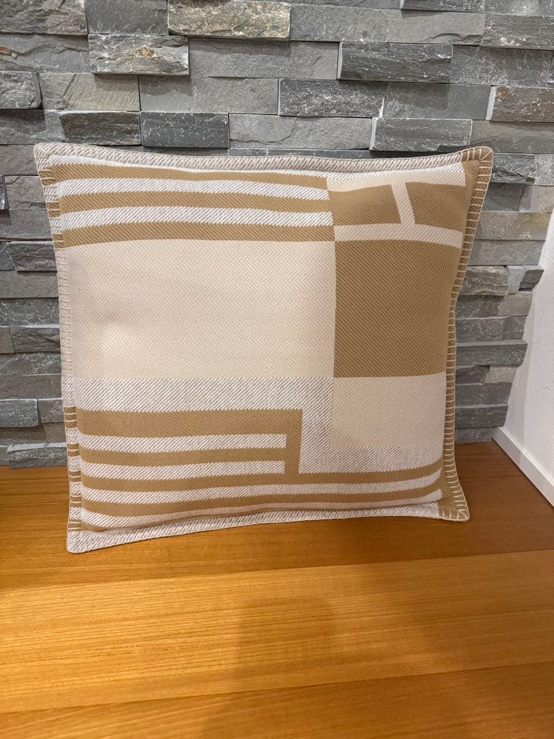 HERMES イターク　クッション　ベージュ