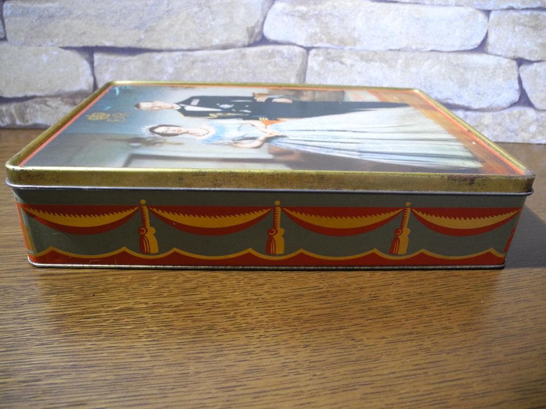 【ビンテージ品】エリザベス女王とフィリップ殿下／ガーズのショートブレッド空き缶