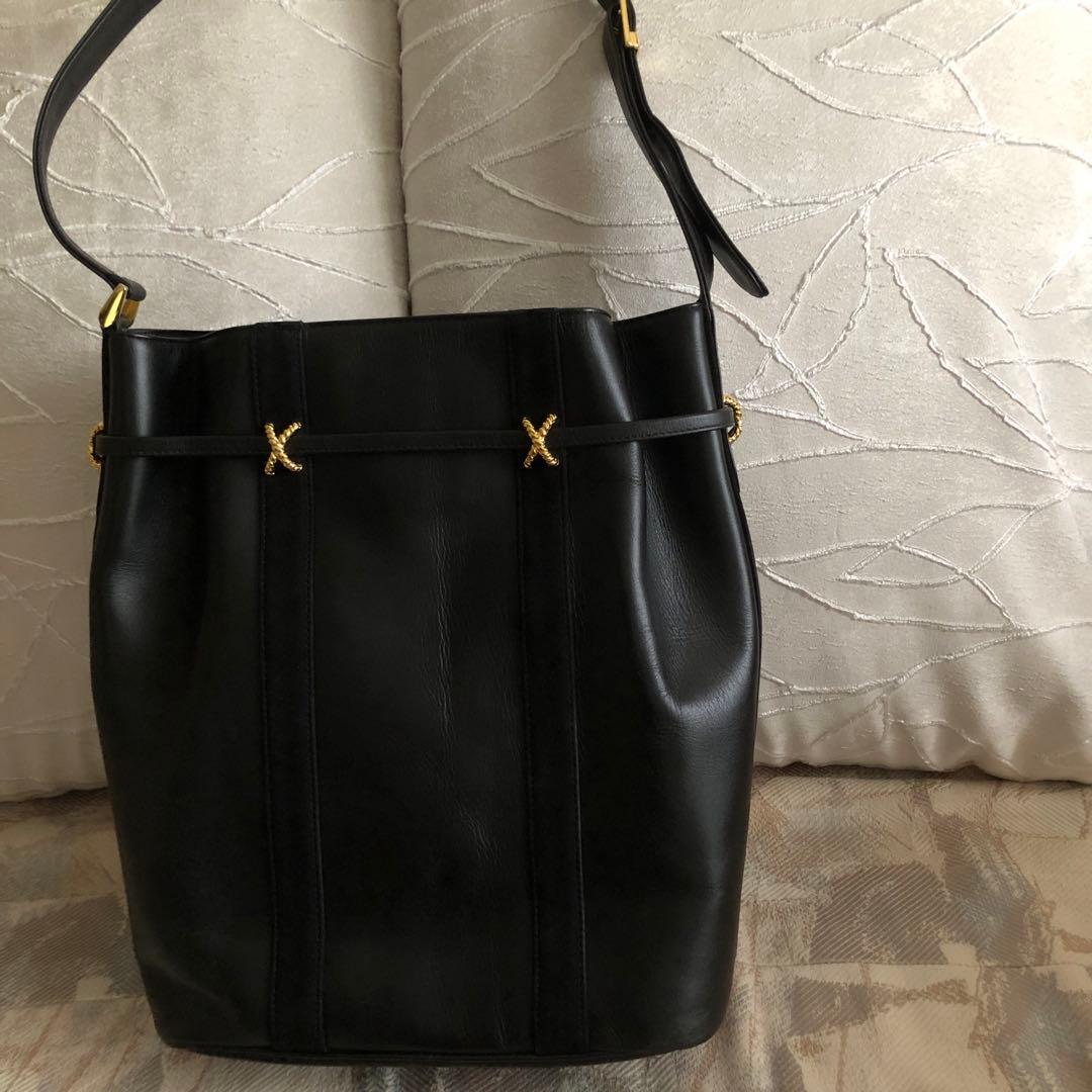 KIMIJIMA 黒いレザーバケットバッグ ゴールド金具付き 縦スエードデザイン