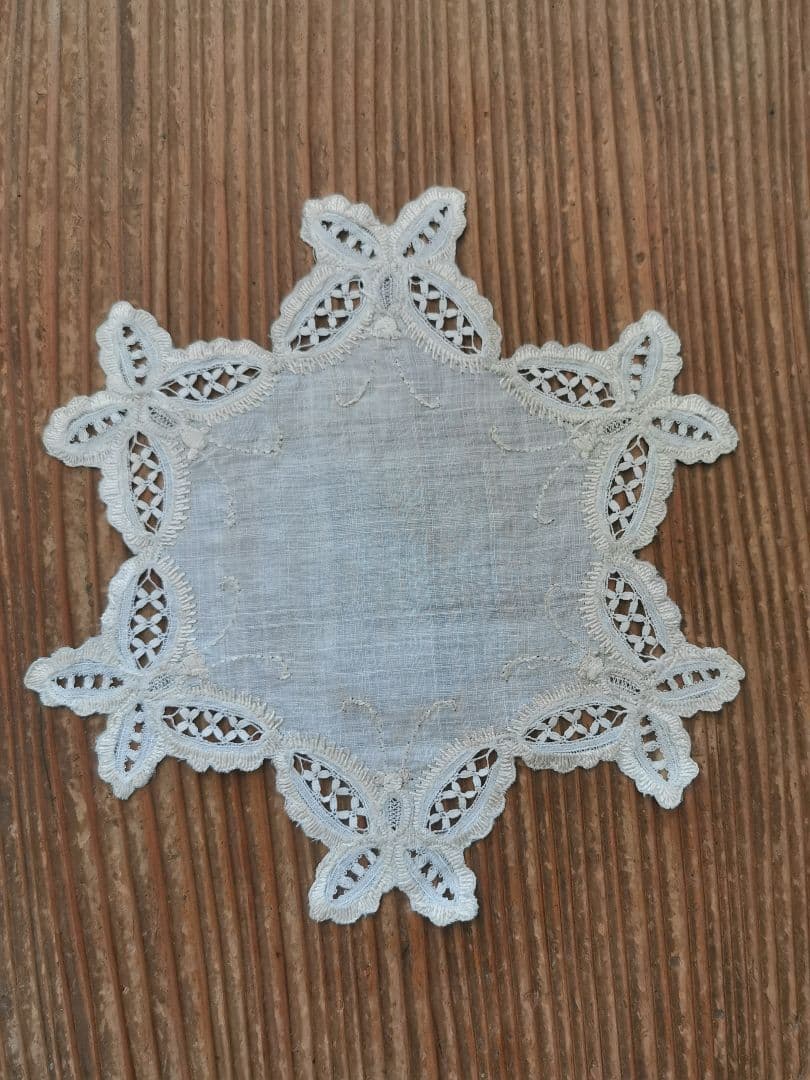 アンティーク シルク イタリア/イギリス 美しいバタフライ刺繍 星花型ドイリー