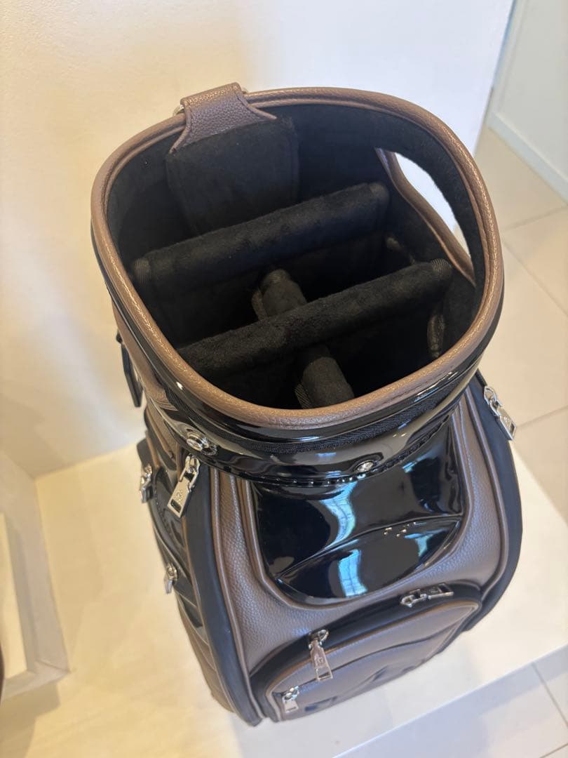 1PIU1UGUALE3 ウノピュウ　キャディバッグ