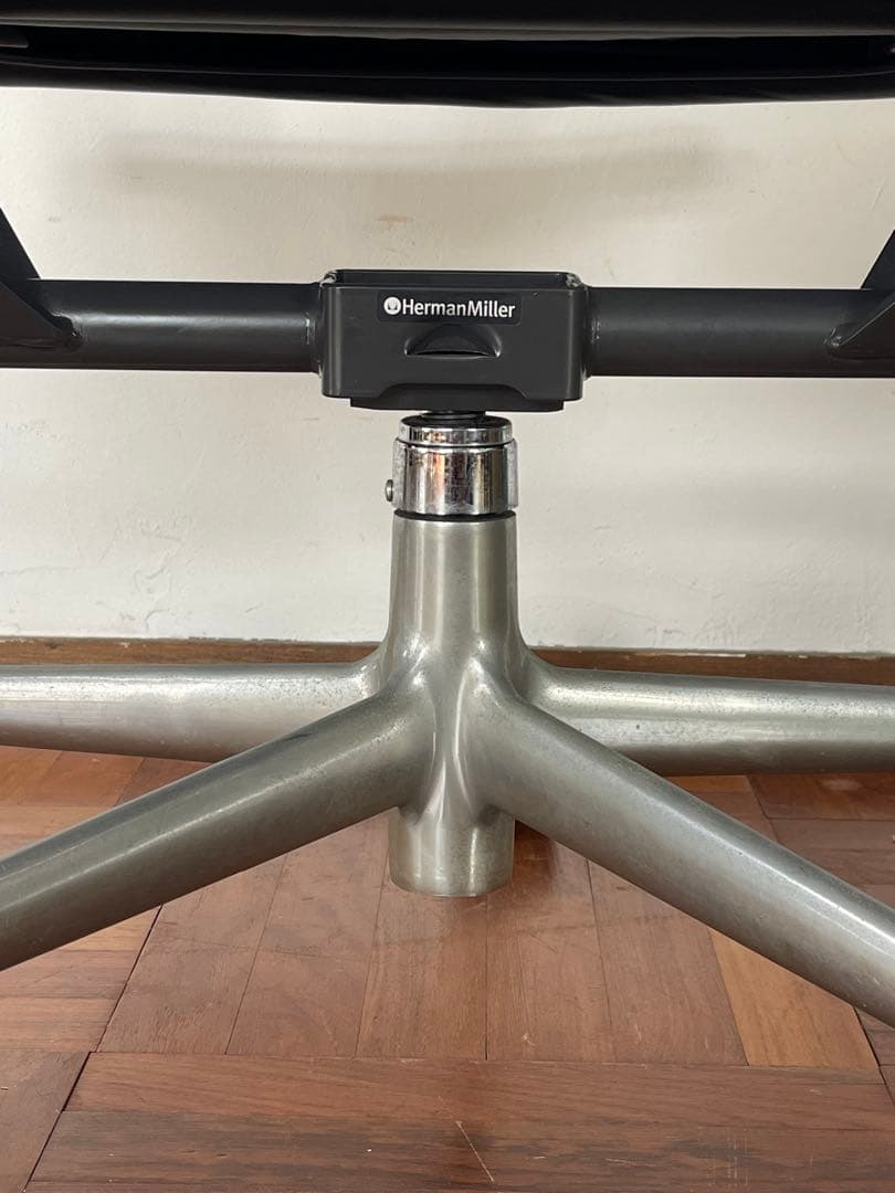 ハーマンミラー イームズ アルミナム チェア 50周年記念限定モデル