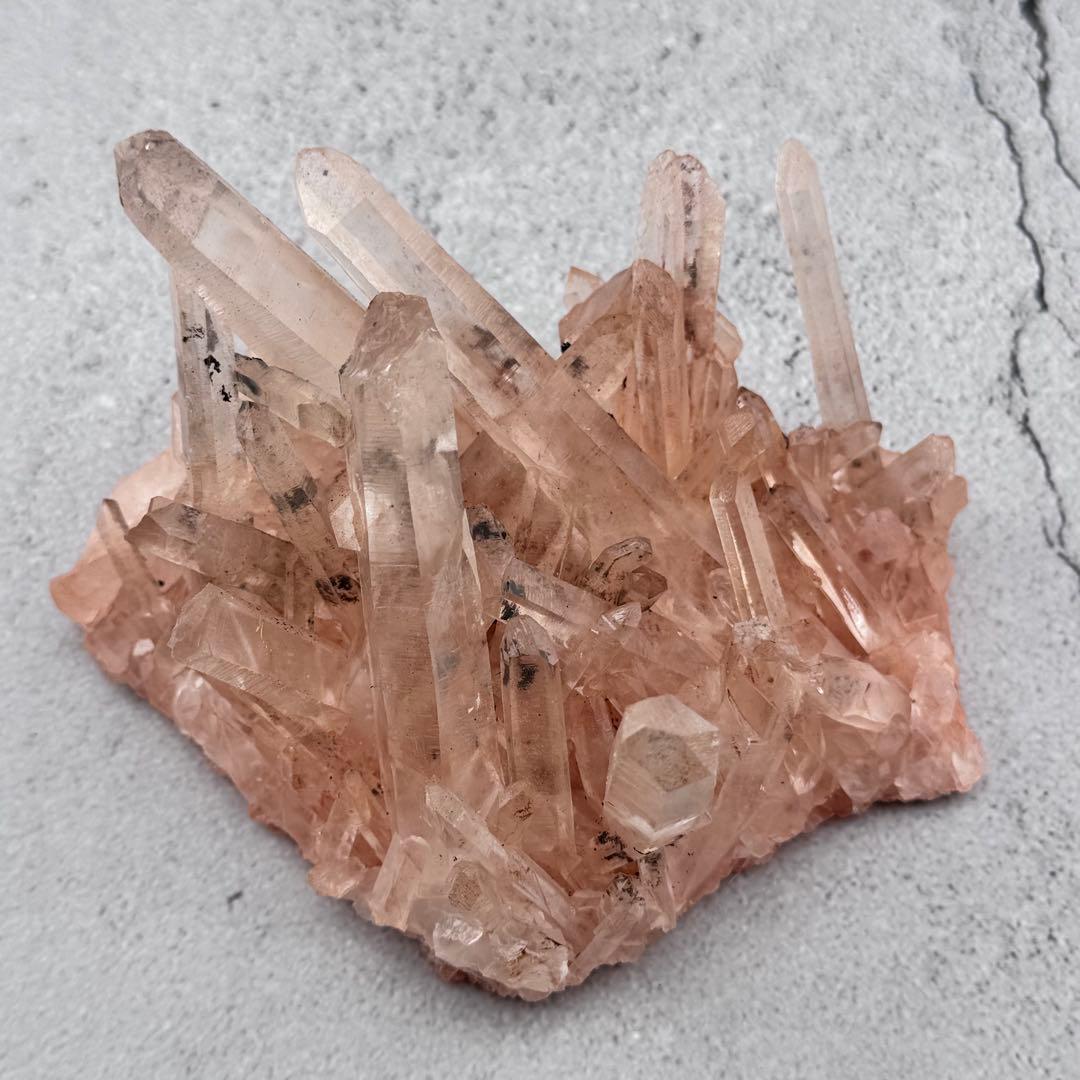 G-156マダガスカル産 オレンジピンククォーツクラスター 天然石　水晶原石