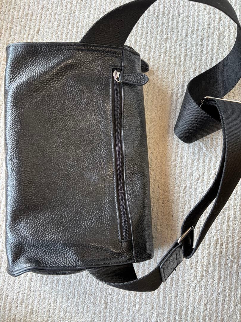 イアパピヨネ ワイドテープショルダーバッグ　BLACK