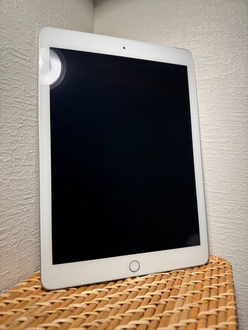 ホワイト iPad 本体　第6世代　美品　32GB