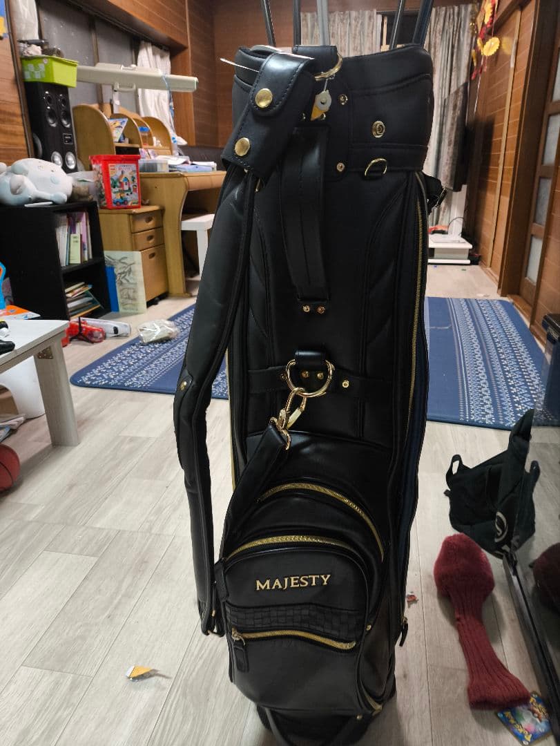ゴルフクラブセットと黒のバッグ
