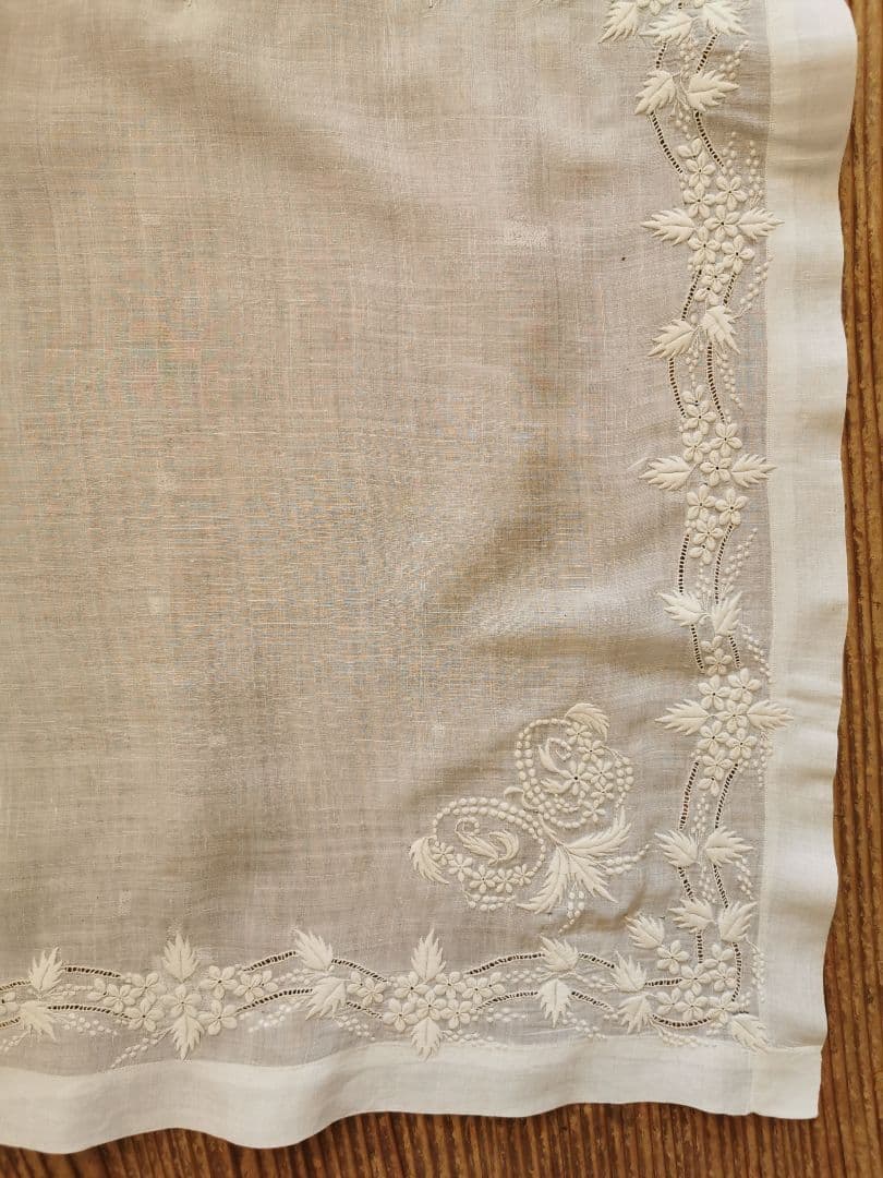 アンティーク 小花と実と葉の精緻なエンブロイダリー マリアージュハンカチーフ
