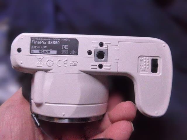 美品完動品。単三電池使用コンデジ　フジ FinePix S8650 ホワイト