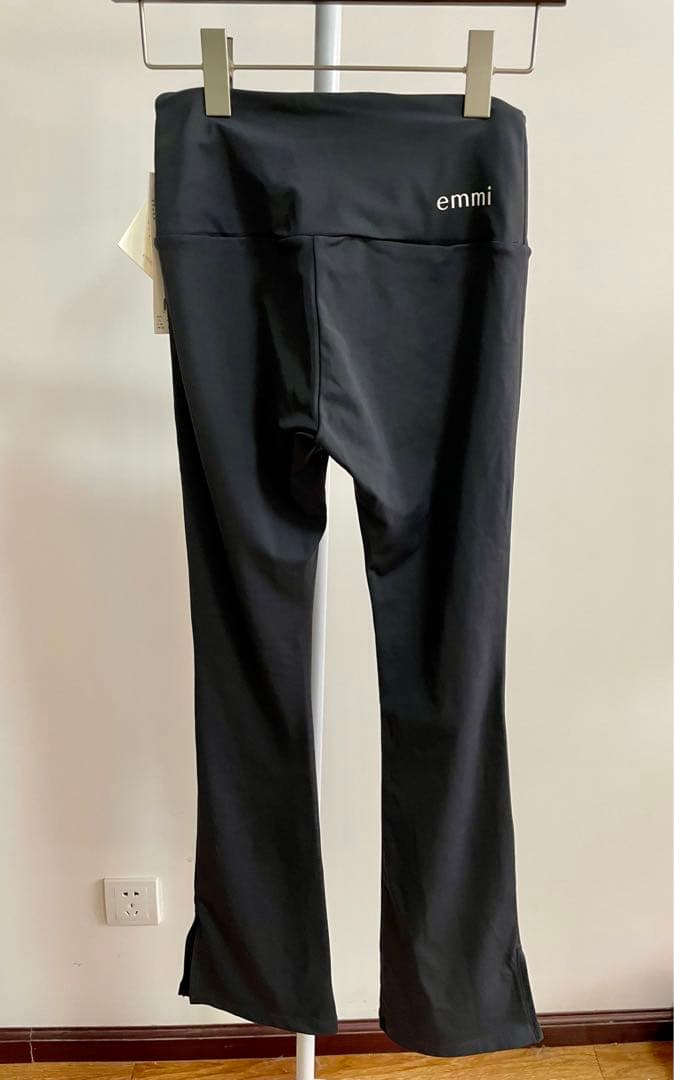 【エミヨガ新品紙タグ付き2点セット❗️】サスティナレッチプルオーバー&美脚レギンス