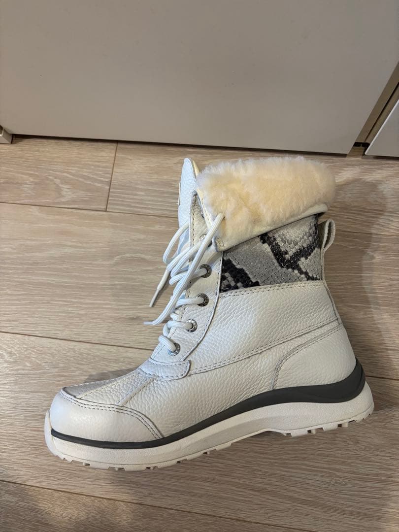 UGG ホワイト スノーレースアップブーツ USサイズ8(約25cm)