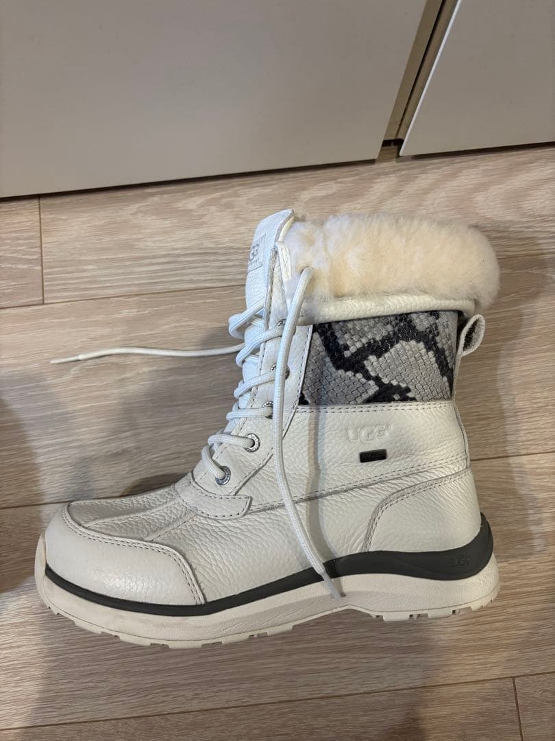 UGG ホワイト スノーレースアップブーツ USサイズ8(約25cm)