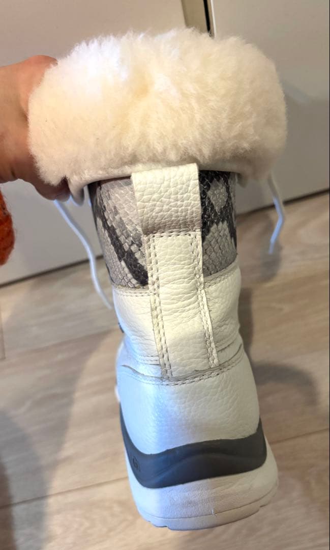 UGG ホワイト スノーレースアップブーツ USサイズ8(約25cm)