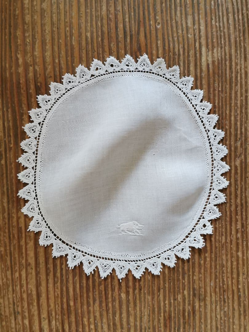 アンティーク 猪いのししアペンツェル刺繍 精緻なニードルワーク♤ ドイリー