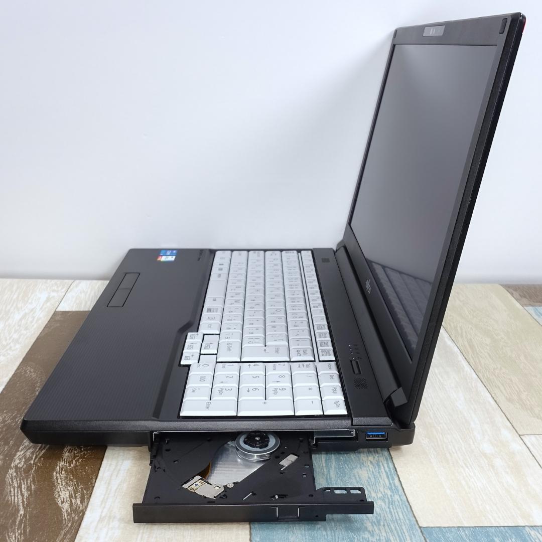 美品で神速の２０２３年製✨１２世代ｉ５に超高速新品ＳＳＤ５１２ＧＢ＆大容量メモリ