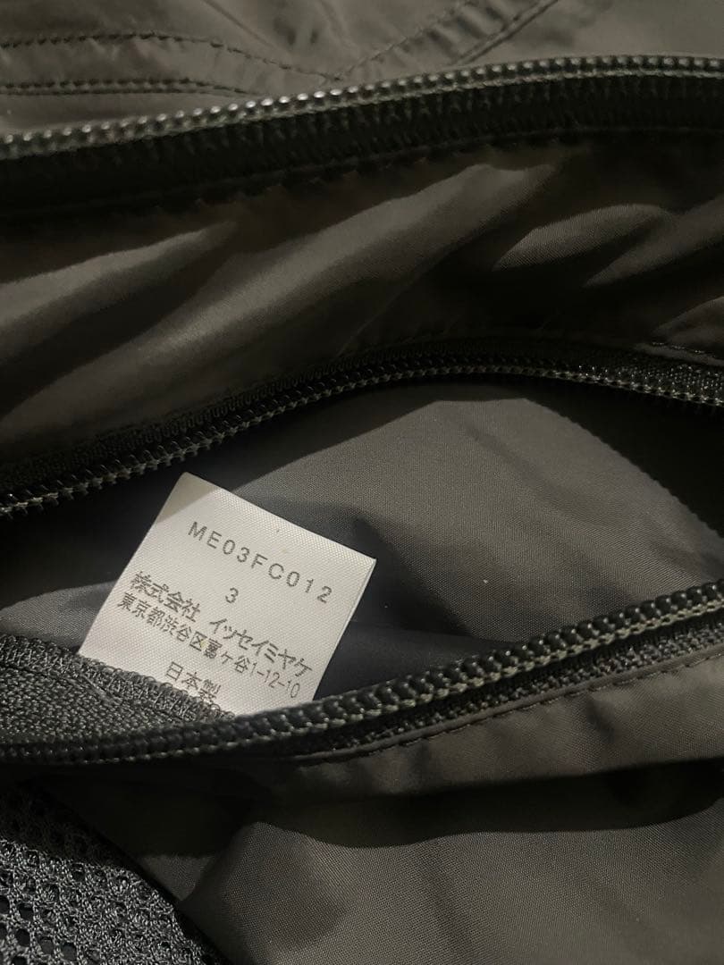 ISSEY MIYAKE MEN ダークグレーウィンドブレーカー