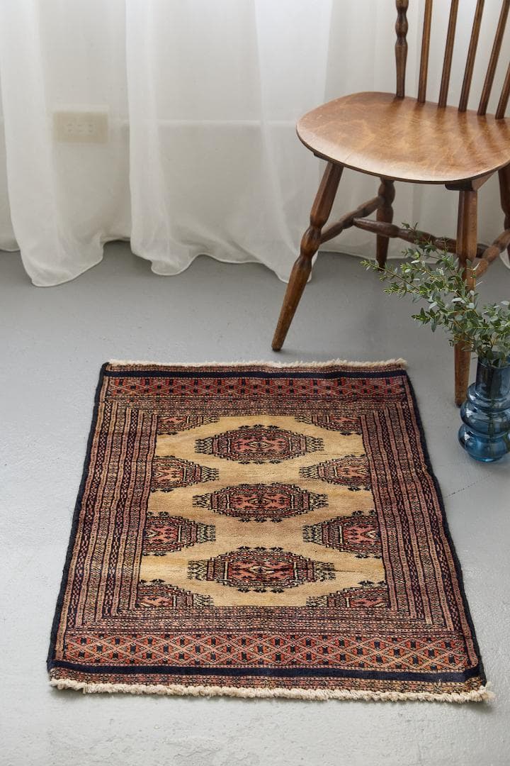 ヴィンテージラグ　トライバルラグ　パキスタン産（92×62cm）ベージュ　紺　茶