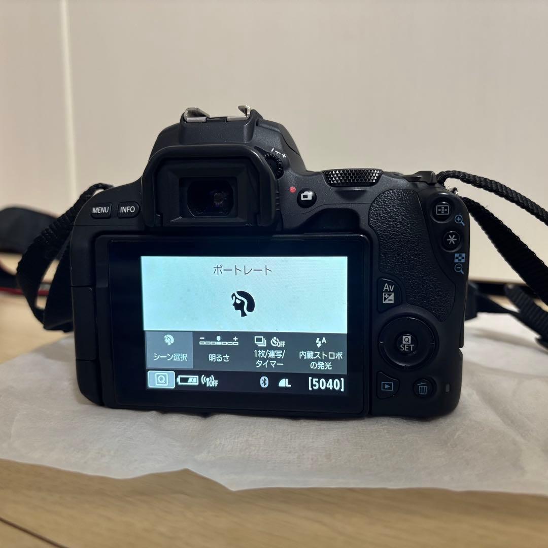 Canon EOS Kiss X9 ズームレンズキット　一眼レフ