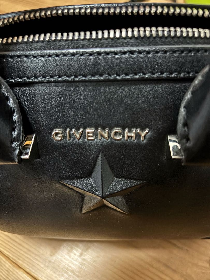 Givenchy ブラック レザー ハンドバッグ