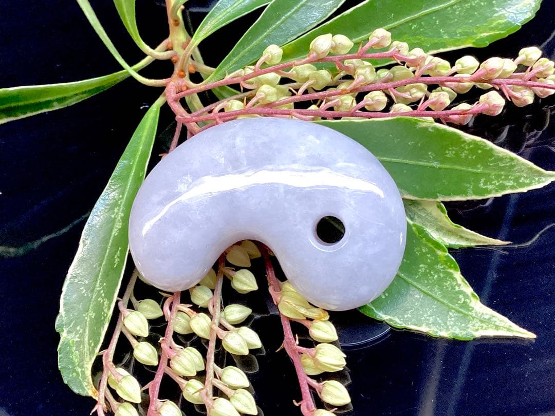 ✳【魔法の石】　翡翠 ラベンダー色 糸魚川翡翠勾玉　鑑別書付き　御守り守護石に‼️