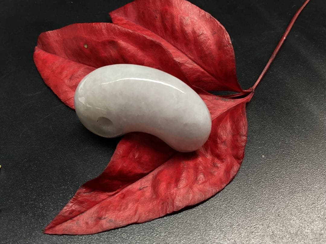 ✳【魔法の石】　翡翠 ラベンダー色 糸魚川翡翠勾玉　鑑別書付き　御守り守護石に‼️