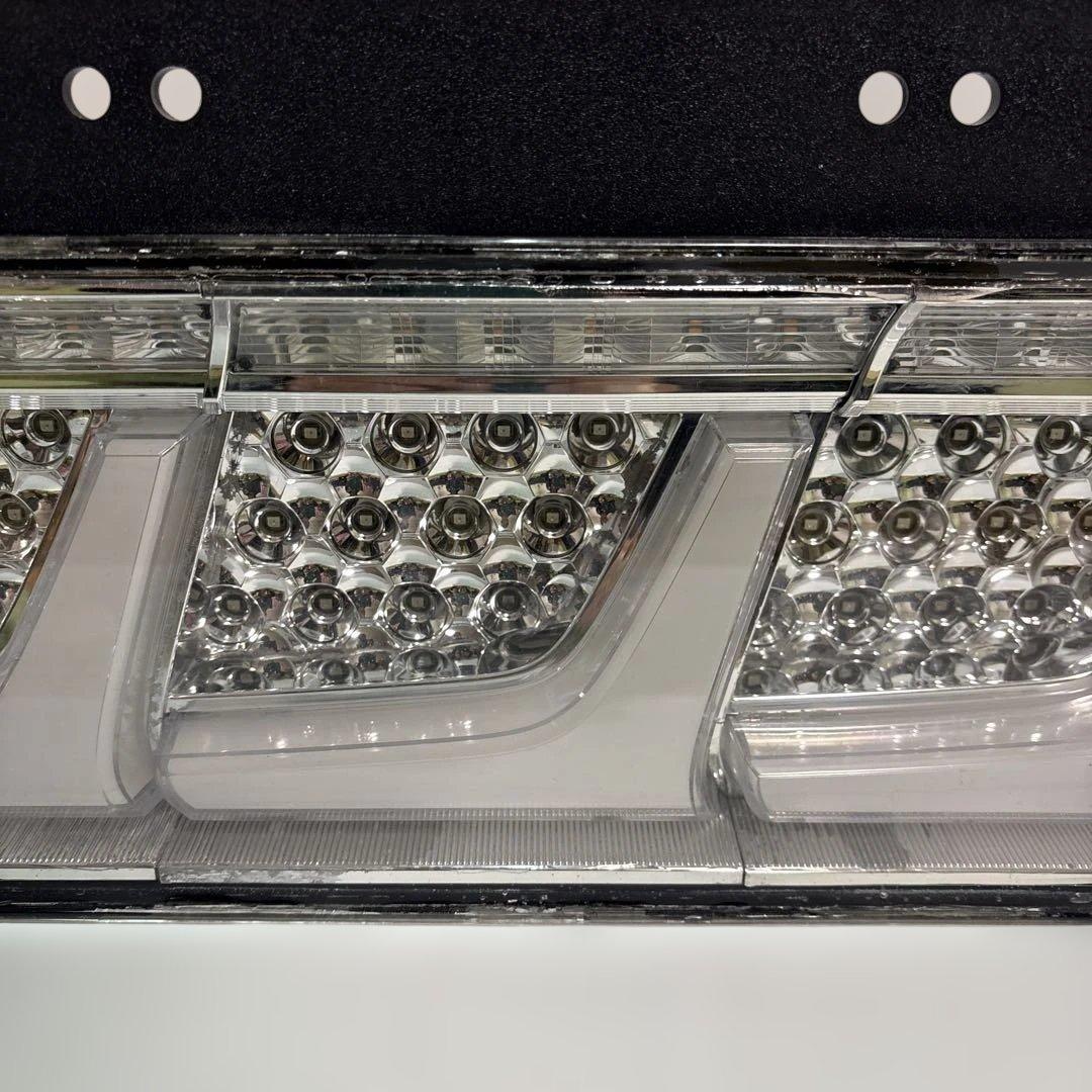 NO24 小糸 3連 トラック用 4t 10t リメイク品（運転手席）右　クリア