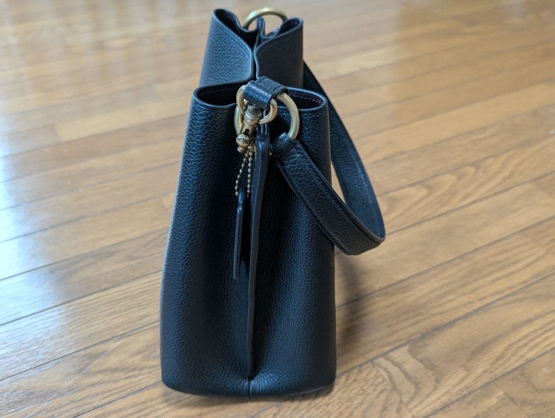 黒のレザーショルダーバッグ ゴールド金具