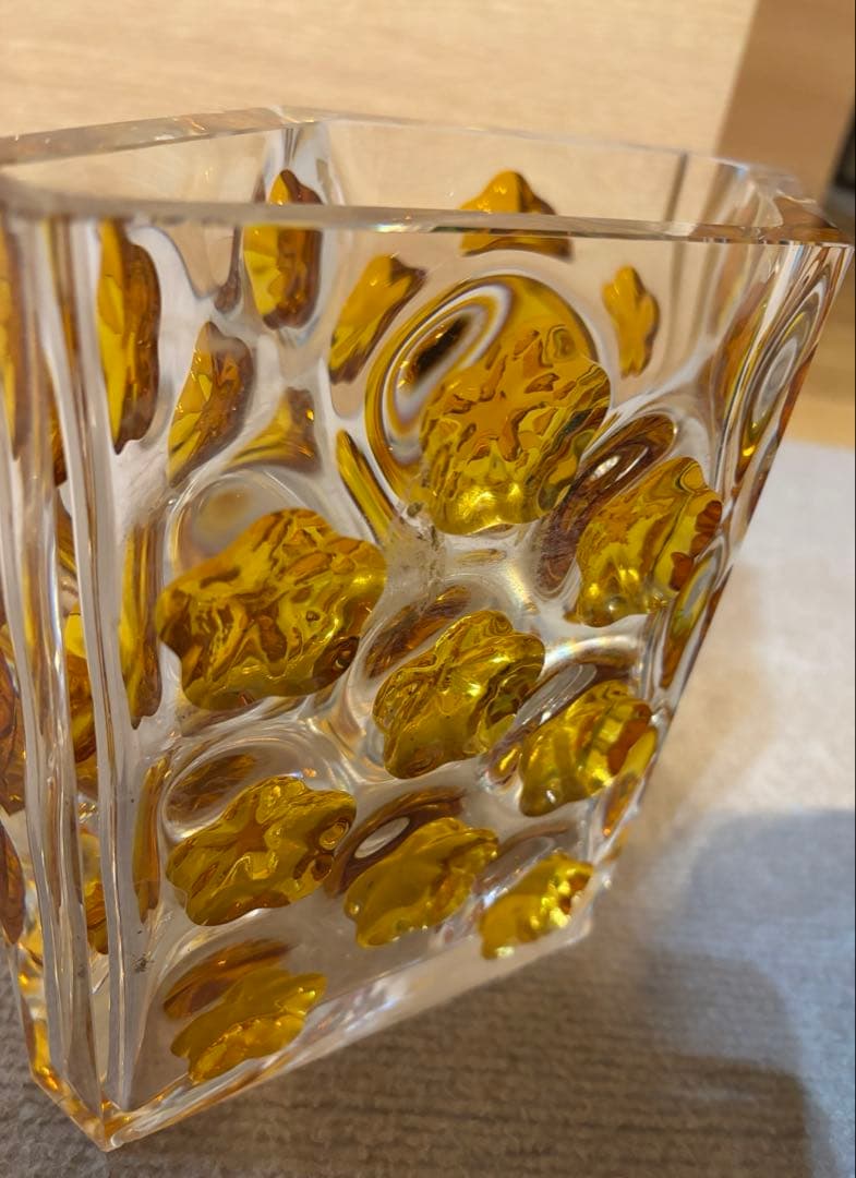 ガラス製花瓶 黄色の花模様　立体ガラス　アクセント花器