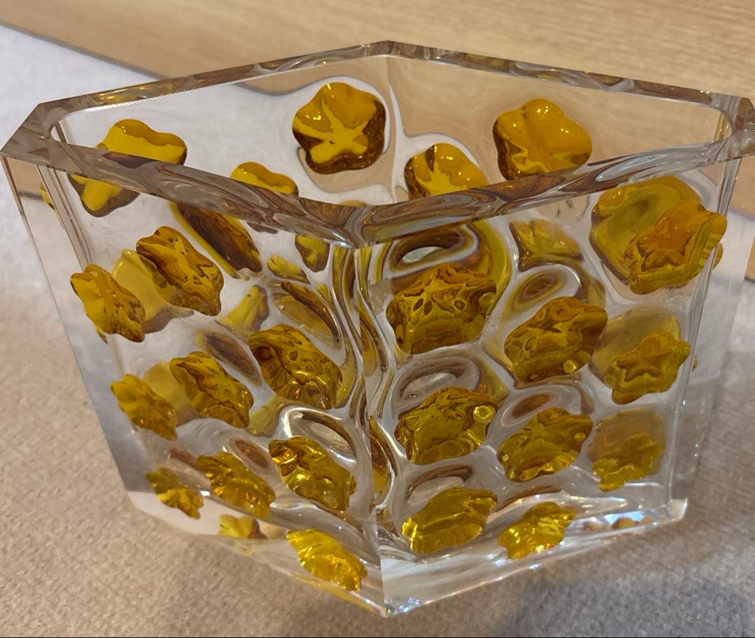 ガラス製花瓶 黄色の花模様　立体ガラス　アクセント花器