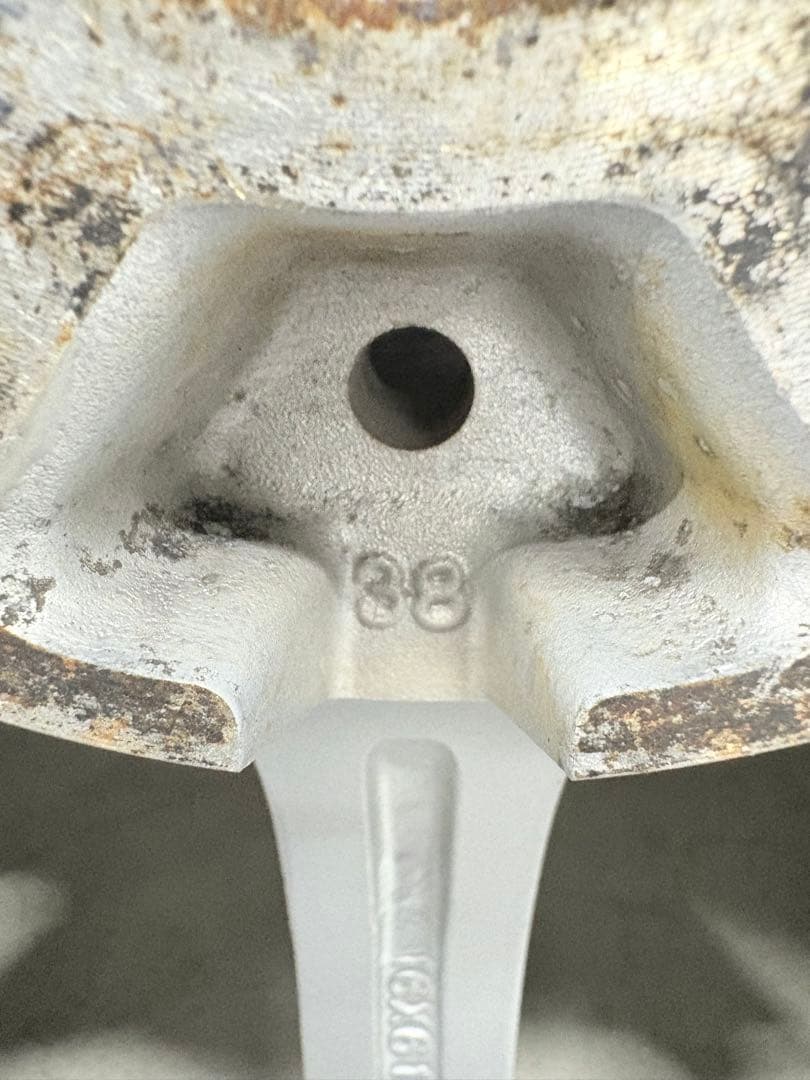 イボ付きプリウス60系pcd114 スタッドレス　2023年31週製