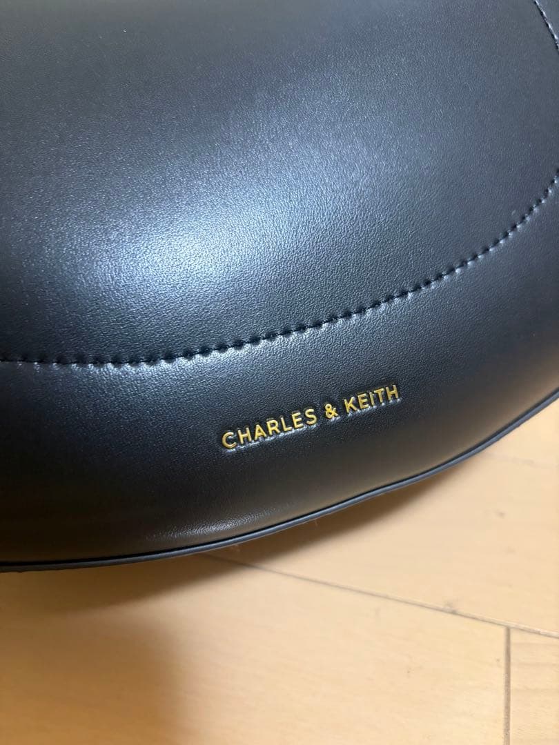 Kora コラ メタリックアクセントムーンバッグ