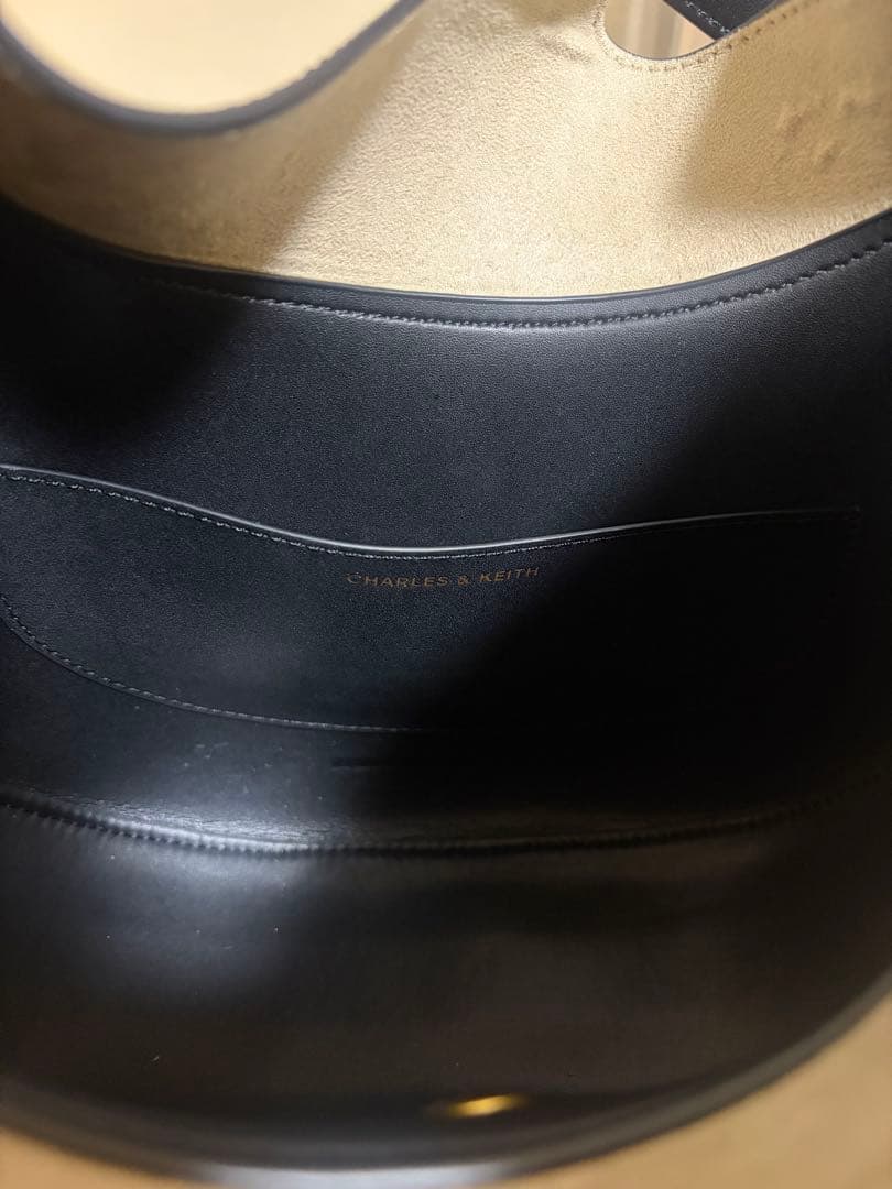 Kora コラ メタリックアクセントムーンバッグ