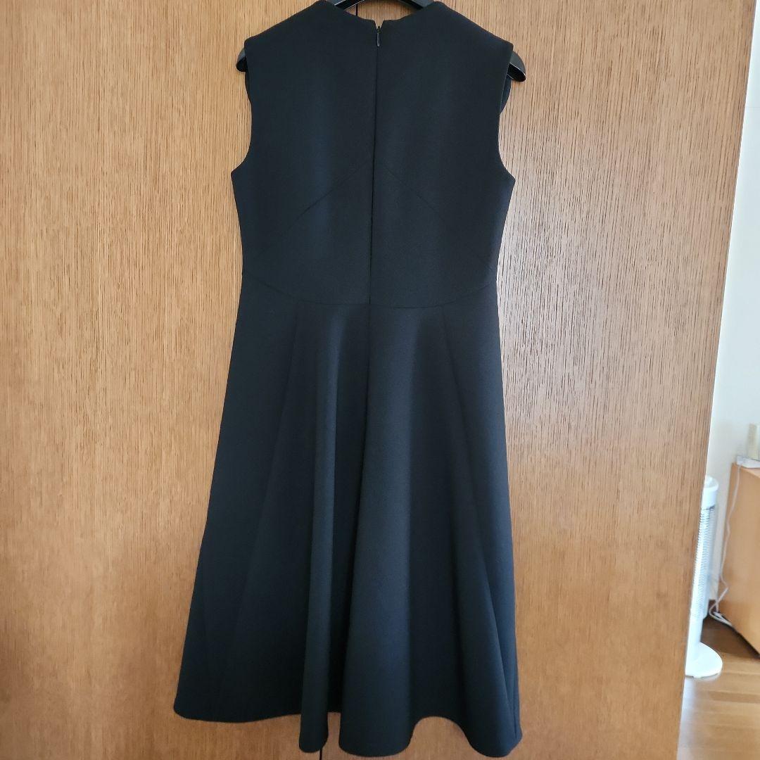 黒のスカラップデザインノースリーブワンピース