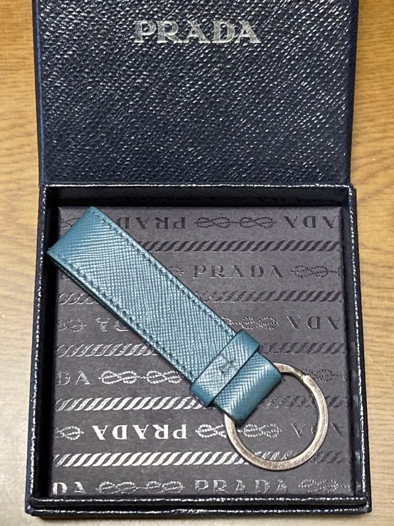 PRADA ブルーレザー キーホルダー