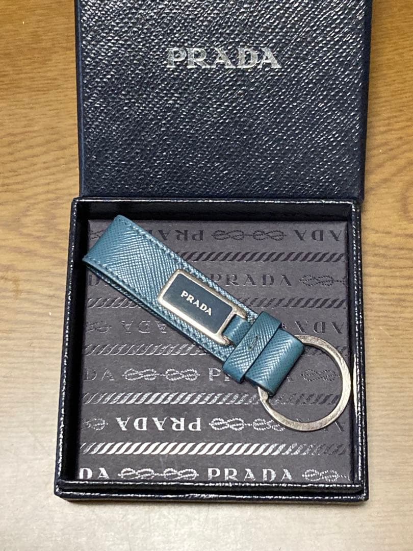 PRADA ブルーレザー キーホルダー
