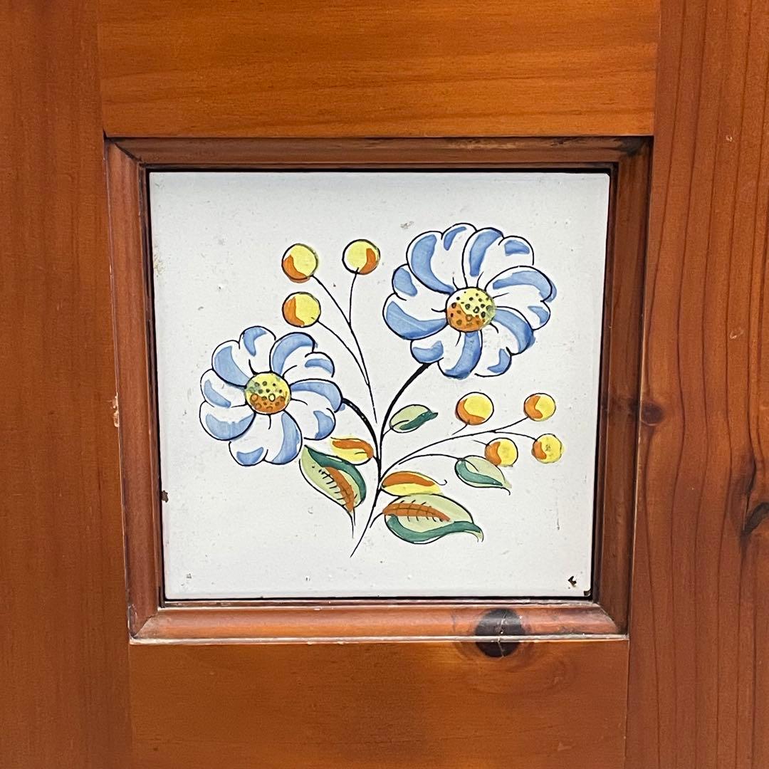 北欧カントリー＊花柄タイル 木製キャビネット　バレンシア風