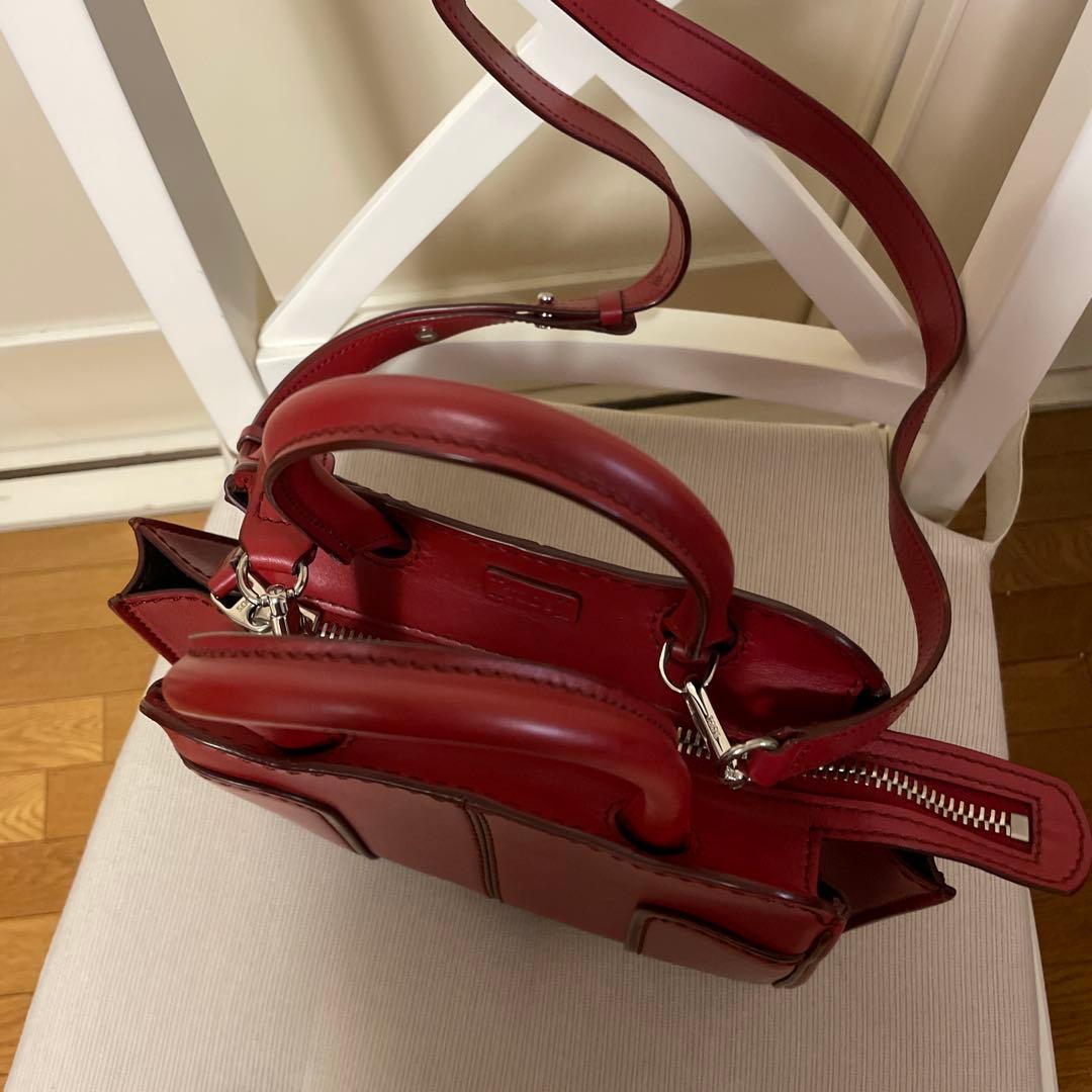 トッズ　ショルダーバッグ レッド