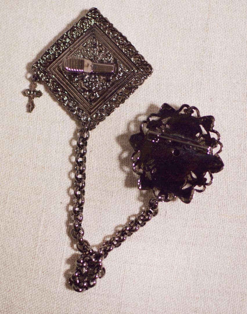 BPN　チェーン付きダブルブローチ