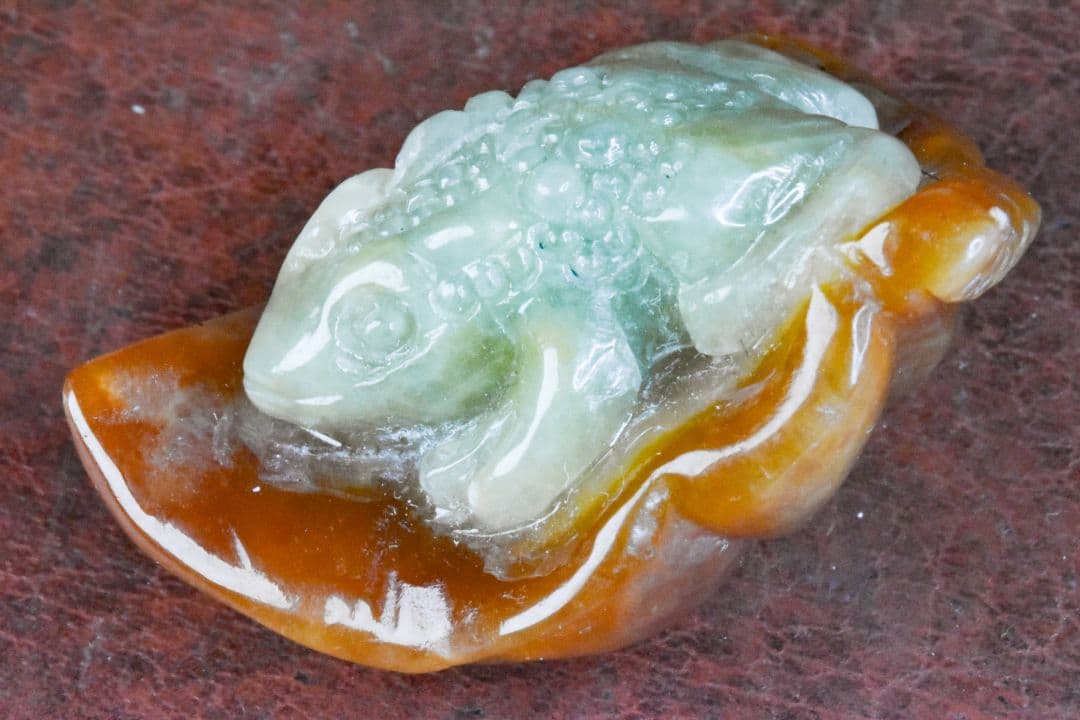 ミャンマー産 茶白翡翠カエルカービング