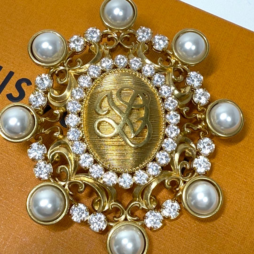 美品 ルイヴィトン LVダイナスティ ブローチ ゴールド パール 新ロゴ