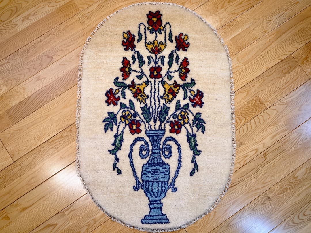 【キャンペーン】ペルシャ　ギャッベ　小判型　92×62　アイボリー　花瓶　花