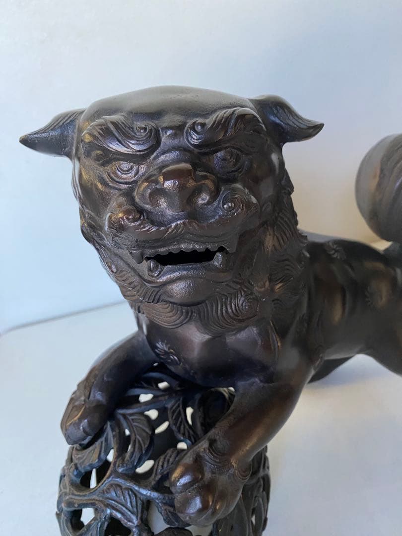 玉乗りシーサー　狛犬　獅子　置物　金属製　魔除け　縁起物　邪気祓い