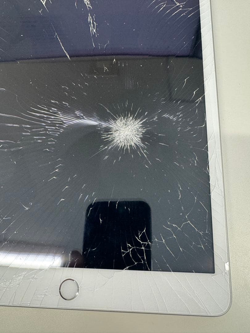 iPad第8世代 Wi-Fi 32GB シルバー　ジャンク品 016