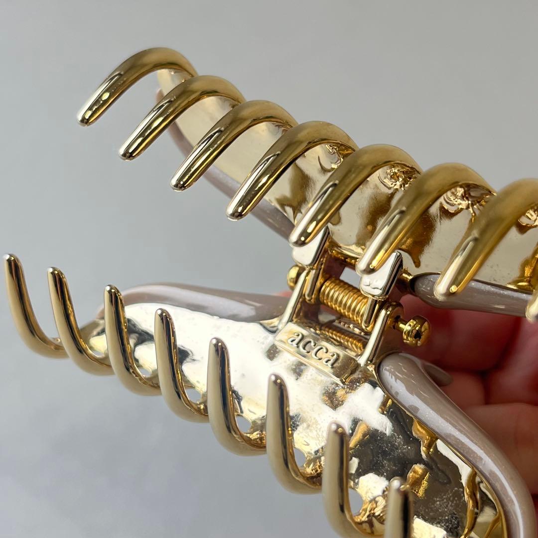 【美品】acca ヘアクリップ　ベージュ　ビジュー付き　イタリア製