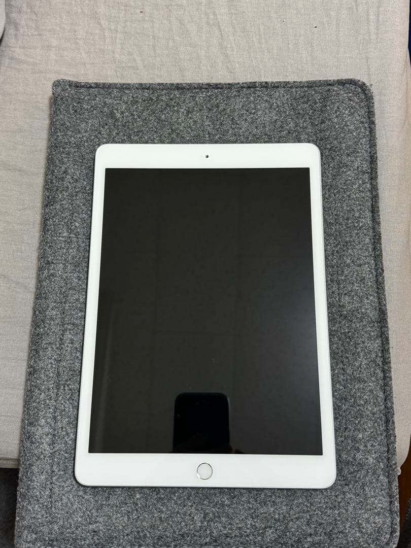iPad 第8世代　シルバー