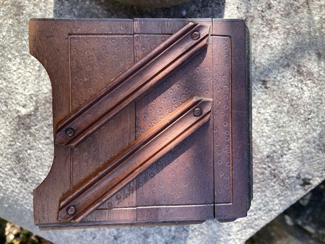 美しいアンティーク　木製　収納ボックス　どんぐりの彫刻　宝物入れ