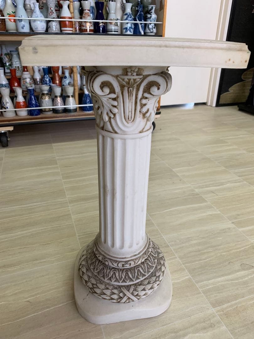 古典的な柱デザインの装飾テーブル　アンティーク調