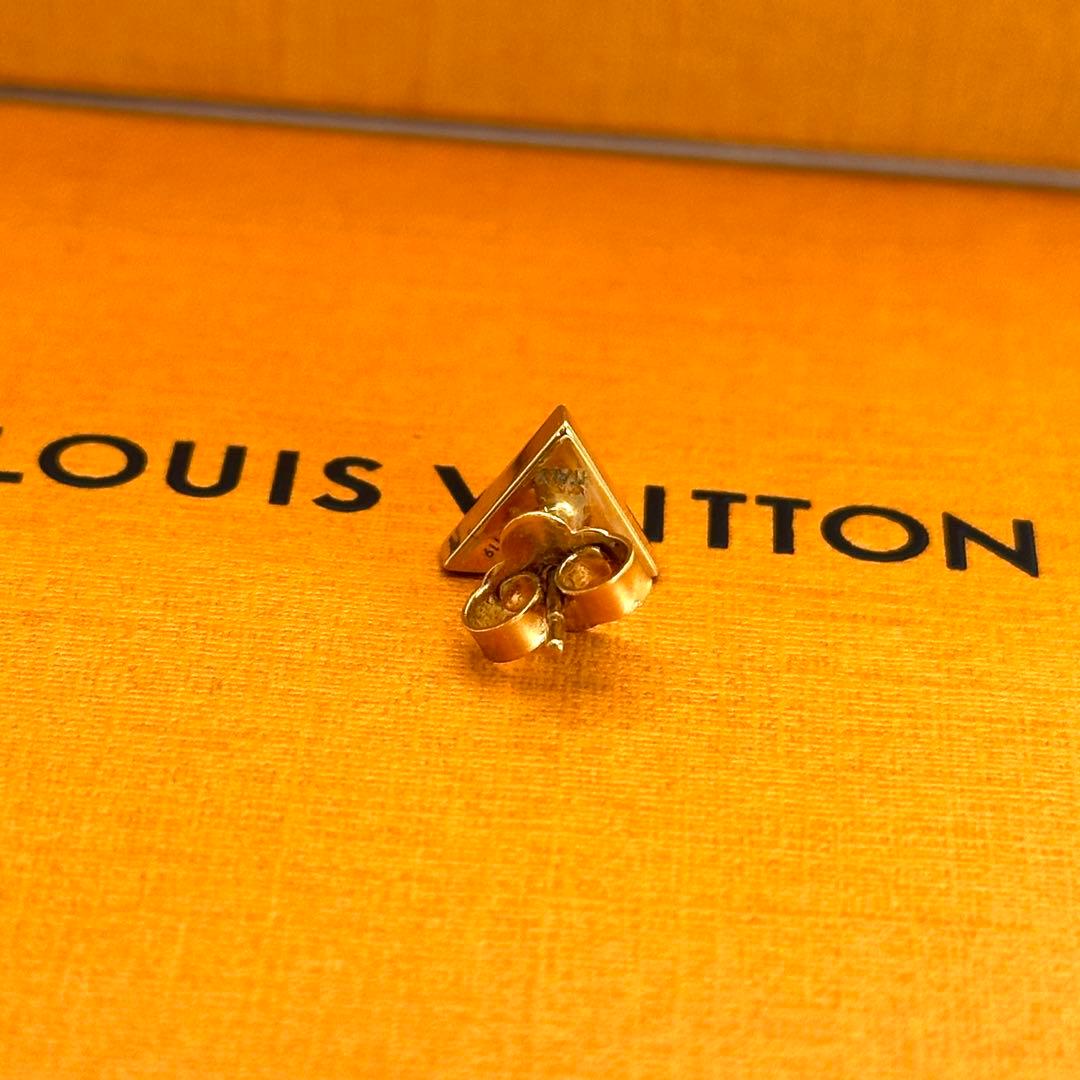 希少✨LOUISVUITTON エッセンシャル　V ピアス　ゴールド　刻印
